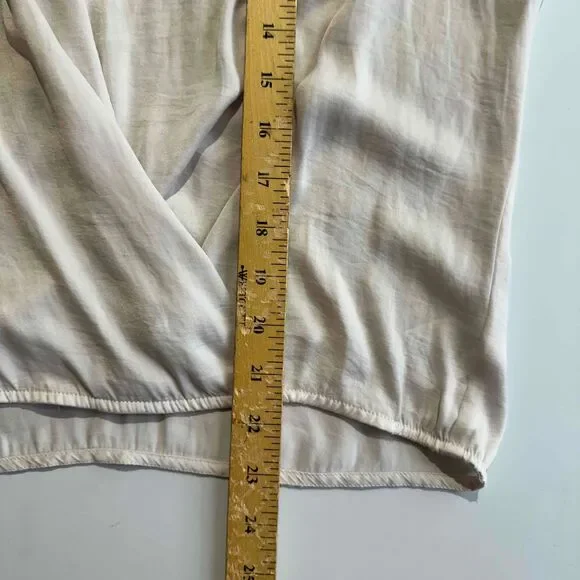 Vince Cream Short Sleeve Draped Blouse Small Preppy Transitional Basic Neutral - Picture 13 of 14